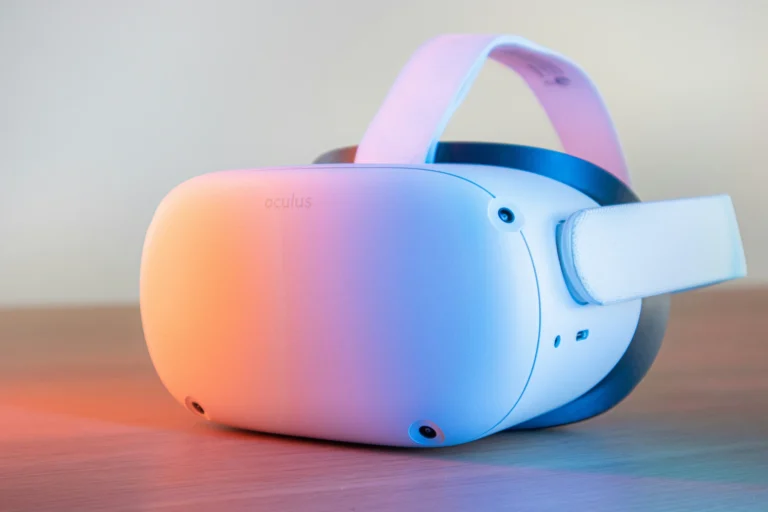 Nahaufnahme eines Oculus-VR-Headsets in Pastellfarben mit Lichtreflexen